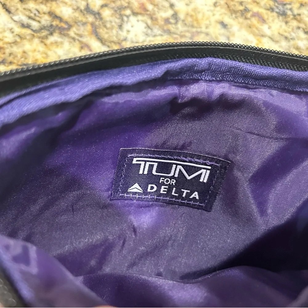 Tumi Gray Men's Toiletry Bag with Silver Logo Plate CLEAN nice bag!